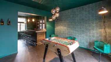 Veel plezier hier met de kicker, bar, zwembad, cinema ...  