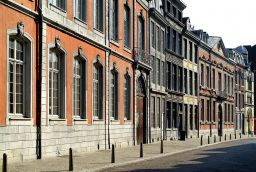 Straat 'Rue Hors-Château' en zijn steegjes in Provincie Luik