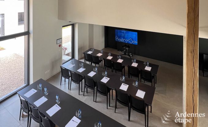 Ruime vakantiewoning aan het water in Aubel voor 21 personen met 9 slaap- en badkamers, binnenzwembad en priv�tuin