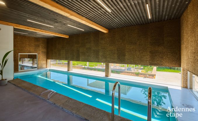 Ruime villa voor 9 personen in Baillonville met binnenzwembad en jacuzzi