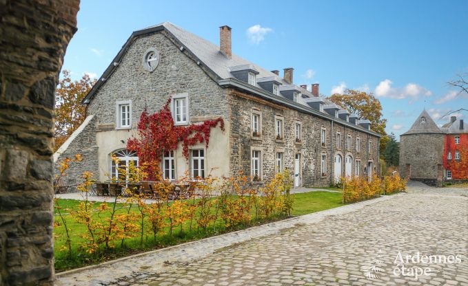 Bijgebouw van kasteel voor luxueuze groepsvakantie te huur in Bastenaken
