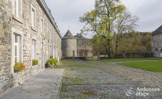Bijgebouw van kasteel voor luxueuze groepsvakantie te huur in Bastenaken
