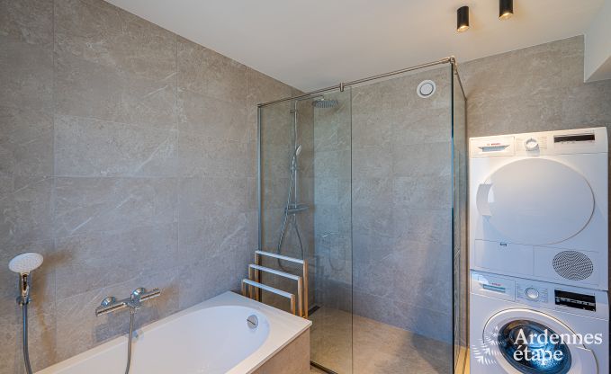 Vakantiewoning in Bastogne: ruime accommodatie voor 22 personen met uitgebreide faciliteiten en 9 slaapkamers in de Ardennen