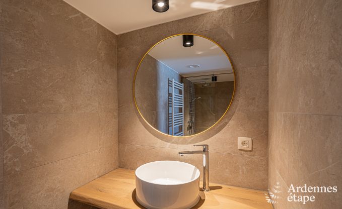 Vakantiewoning in Bastogne: ruime accommodatie voor 22 personen met uitgebreide faciliteiten en 9 slaapkamers in de Ardennen