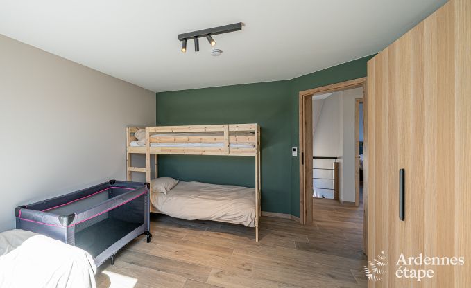 Vakantiewoning in Bastogne: ruime accommodatie voor 22 personen met uitgebreide faciliteiten en 9 slaapkamers in de Ardennen