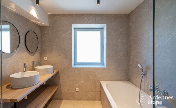 Vakantiewoning in Bastogne: ruime accommodatie voor 22 personen met uitgebreide faciliteiten en 9 slaapkamers in de Ardennen