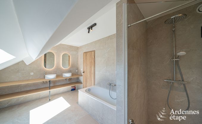 Vakantiewoning in Bastogne: ruime accommodatie voor 22 personen met uitgebreide faciliteiten en 9 slaapkamers in de Ardennen