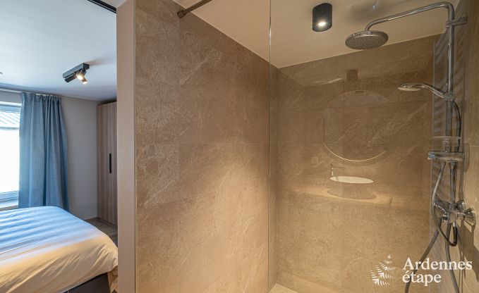 Vakantiewoning in Bastogne: ruime accommodatie voor 22 personen met uitgebreide faciliteiten en 9 slaapkamers in de Ardennen