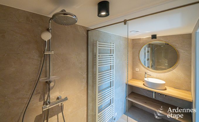 Vakantiewoning in Bastogne: ruime accommodatie voor 22 personen met uitgebreide faciliteiten en 9 slaapkamers in de Ardennen