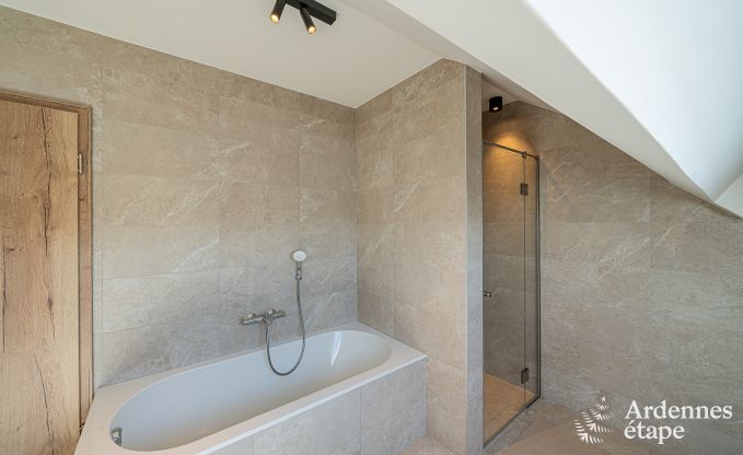 Vakantiewoning in Bastogne: ruime accommodatie voor 22 personen met uitgebreide faciliteiten en 9 slaapkamers in de Ardennen