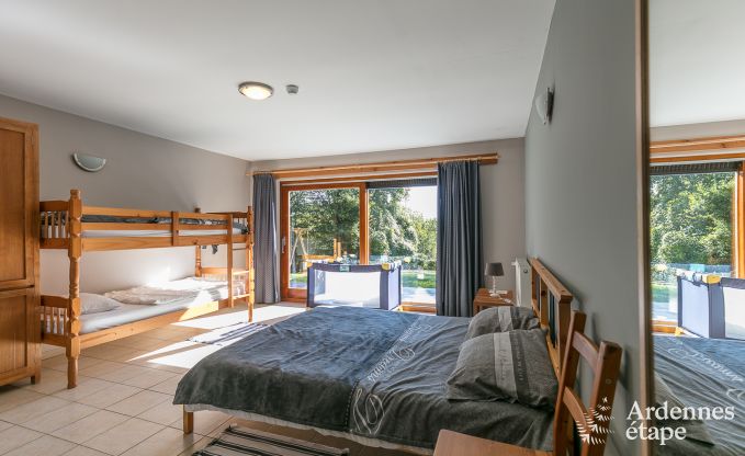 Ruime chalet voor groepen in Beauraing, Ardennen