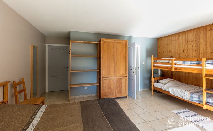 Ruime chalet voor groepen in Beauraing, Ardennen