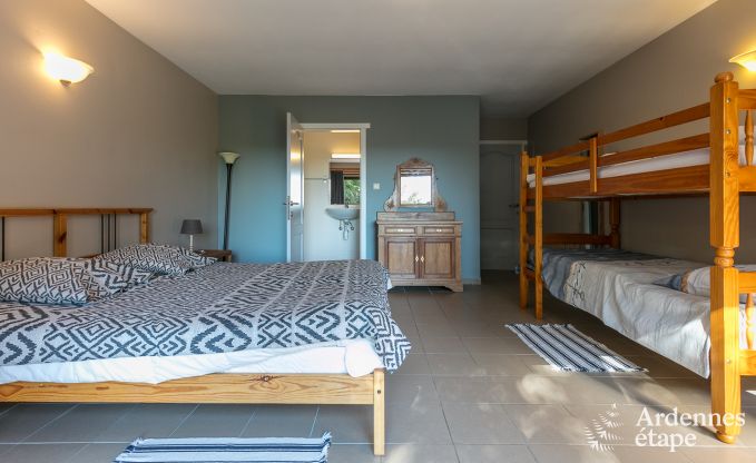 Ruime chalet voor groepen in Beauraing, Ardennen