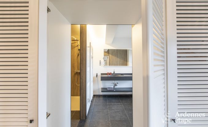 Prachtig kasteel in Bertrix: accommodatie voor 20 personen met binnenzwembad, jacuzzi en infraroodcabine