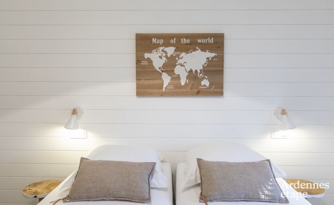 Prachtig kasteel in Bertrix: accommodatie voor 20 personen met binnenzwembad, jacuzzi en infraroodcabine