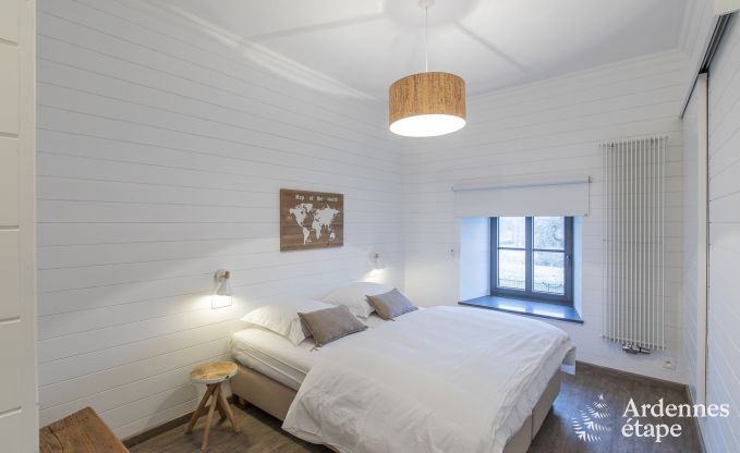 Prachtig kasteel in Bertrix: accommodatie voor 20 personen met binnenzwembad, jacuzzi en infraroodcabine