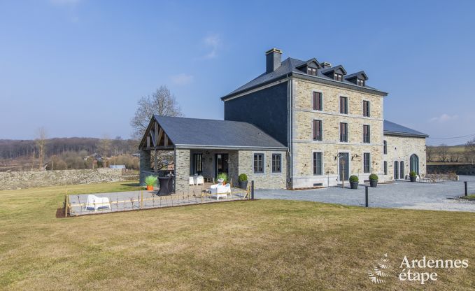Prachtig kasteel in Bertrix: accommodatie voor 20 personen met binnenzwembad, jacuzzi en infraroodcabine