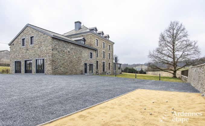 Prachtig kasteel in Bertrix: accommodatie voor 20 personen met binnenzwembad, jacuzzi en infraroodcabine