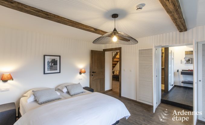 Prachtig kasteel in Bertrix: accommodatie voor 20 personen met binnenzwembad, jacuzzi en infraroodcabine