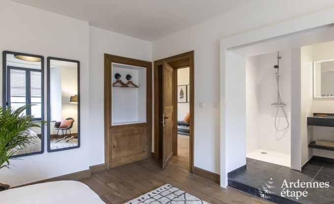 Prachtig kasteel in Bertrix: accommodatie voor 20 personen met binnenzwembad, jacuzzi en infraroodcabine