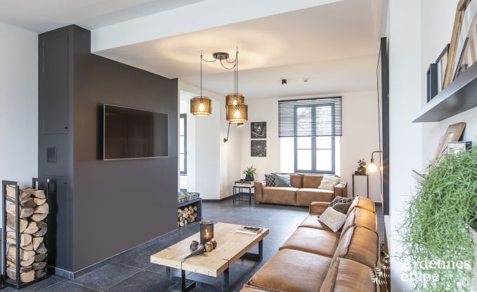 Prachtig kasteel in Bertrix: accommodatie voor 20 personen met binnenzwembad, jacuzzi en infraroodcabine