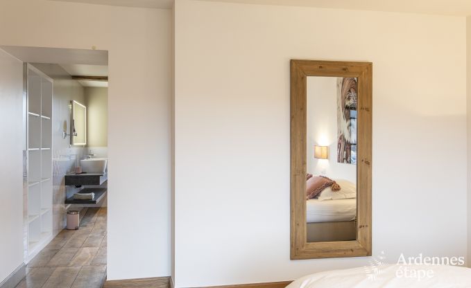 Prachtig kasteel in Bertrix: accommodatie voor 20 personen met binnenzwembad, jacuzzi en infraroodcabine