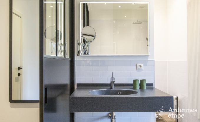 Prachtig kasteel in Bertrix: accommodatie voor 20 personen met binnenzwembad, jacuzzi en infraroodcabine