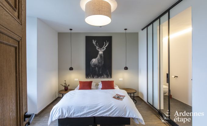 Prachtig kasteel in Bertrix: accommodatie voor 20 personen met binnenzwembad, jacuzzi en infraroodcabine