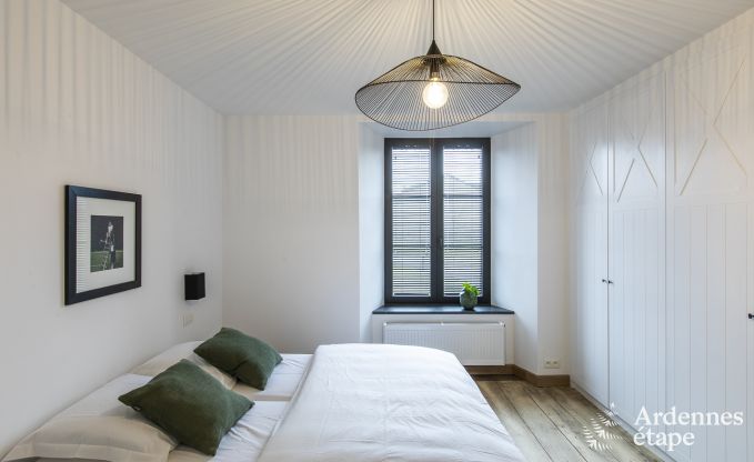 Prachtig kasteel in Bertrix: accommodatie voor 20 personen met binnenzwembad, jacuzzi en infraroodcabine