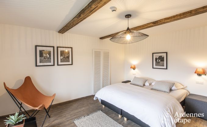 Prachtig kasteel in Bertrix: accommodatie voor 20 personen met binnenzwembad, jacuzzi en infraroodcabine