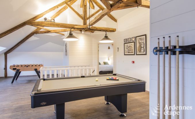 Prachtig kasteel in Bertrix: accommodatie voor 20 personen met binnenzwembad, jacuzzi en infraroodcabine