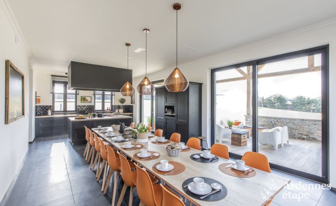 Prachtig kasteel in Bertrix: accommodatie voor 20 personen met binnenzwembad, jacuzzi en infraroodcabine