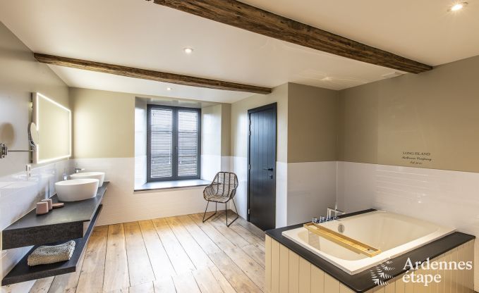 Prachtig kasteel in Bertrix: accommodatie voor 20 personen met binnenzwembad, jacuzzi en infraroodcabine