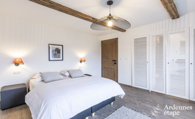 Prachtig kasteel in Bertrix: accommodatie voor 20 personen met binnenzwembad, jacuzzi en infraroodcabine