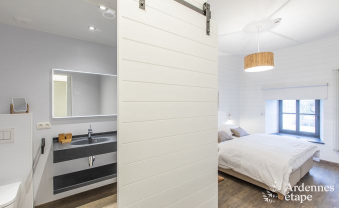 Prachtig kasteel in Bertrix: accommodatie voor 20 personen met binnenzwembad, jacuzzi en infraroodcabine