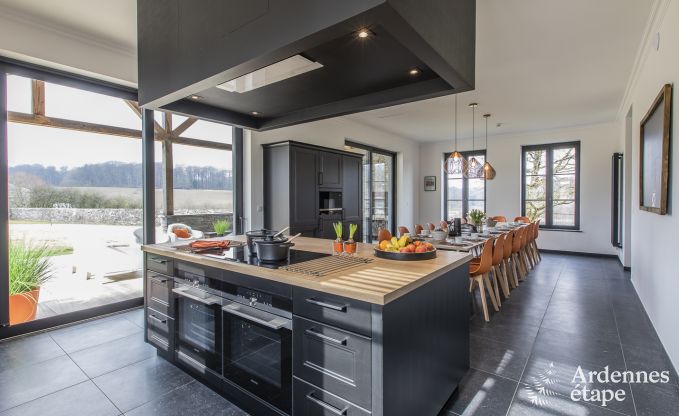 Prachtig kasteel in Bertrix: accommodatie voor 20 personen met binnenzwembad, jacuzzi en infraroodcabine