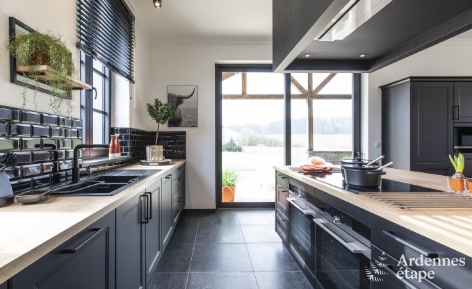 Prachtig kasteel in Bertrix: accommodatie voor 20 personen met binnenzwembad, jacuzzi en infraroodcabine