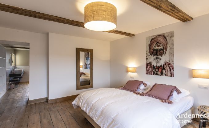 Prachtig kasteel in Bertrix: accommodatie voor 20 personen met binnenzwembad, jacuzzi en infraroodcabine