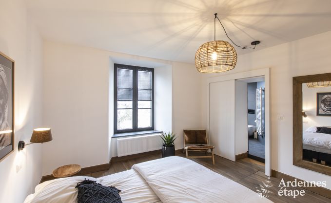 Prachtig kasteel in Bertrix: accommodatie voor 20 personen met binnenzwembad, jacuzzi en infraroodcabine