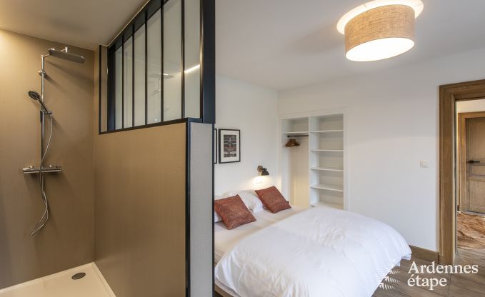 Prachtig kasteel in Bertrix: accommodatie voor 20 personen met binnenzwembad, jacuzzi en infraroodcabine