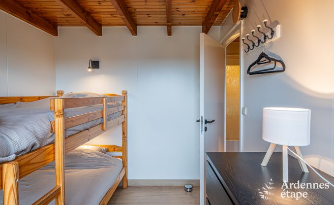 Authentieke chalet voor 8 personen in Bi�vre met 4 slaapkamers, houtkachel, hottub, priv�tuin en fietsenstalling