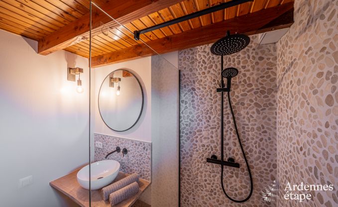 Authentieke chalet voor 8 personen in Bi�vre met 4 slaapkamers, houtkachel, hottub, priv�tuin en fietsenstalling