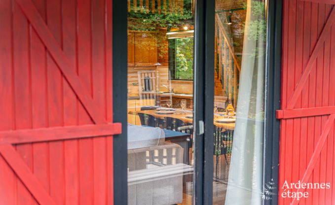 Authentieke chalet voor 8 personen in Bi�vre met 4 slaapkamers, houtkachel, hottub, priv�tuin en fietsenstalling