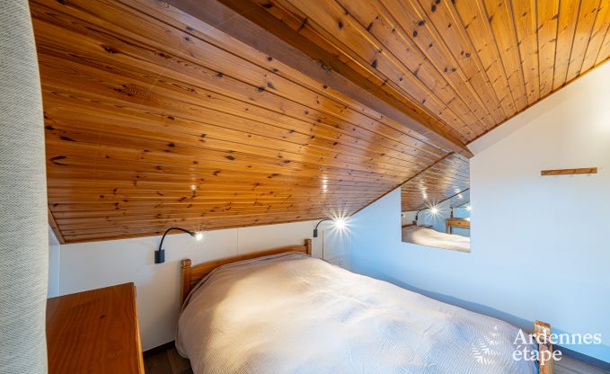 Authentieke chalet voor 8 personen in Bi�vre met 4 slaapkamers, houtkachel, hottub, priv�tuin en fietsenstalling