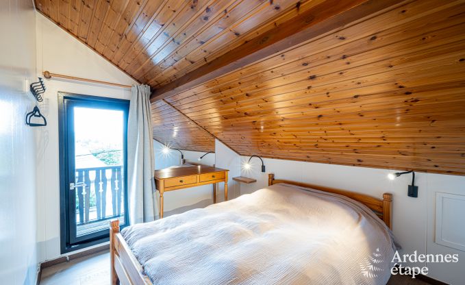 Authentieke chalet voor 8 personen in Bi�vre met 4 slaapkamers, houtkachel, hottub, priv�tuin en fietsenstalling