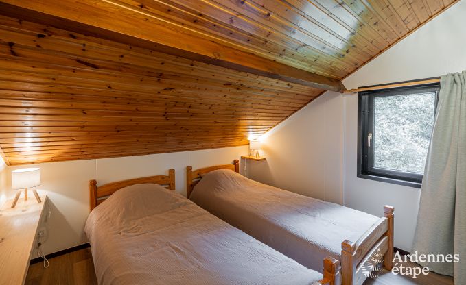 Authentieke chalet voor 8 personen in Bi�vre met 4 slaapkamers, houtkachel, hottub, priv�tuin en fietsenstalling