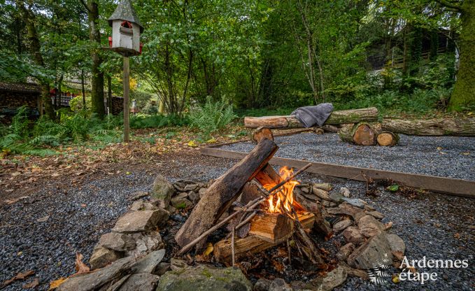 Authentieke chalet voor 8 personen in Bi�vre met 4 slaapkamers, houtkachel, hottub, priv�tuin en fietsenstalling