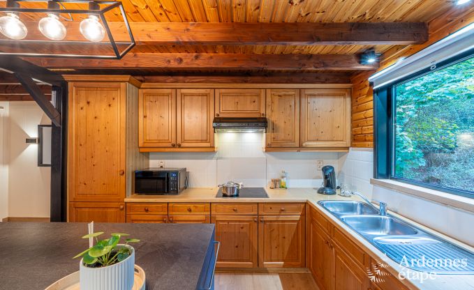 Authentieke chalet voor 8 personen in Bi�vre met 4 slaapkamers, houtkachel, hottub, priv�tuin en fietsenstalling