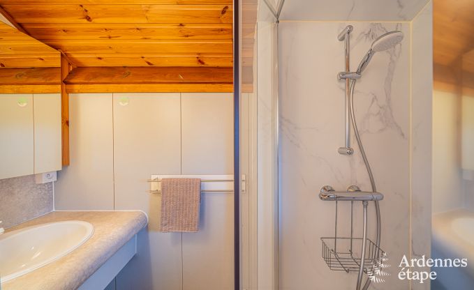 Authentieke chalet voor 8 personen in Bi�vre met 4 slaapkamers, houtkachel, hottub, priv�tuin en fietsenstalling