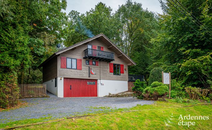 Authentieke chalet voor 8 personen in Bi�vre met 4 slaapkamers, houtkachel, hottub, priv�tuin en fietsenstalling